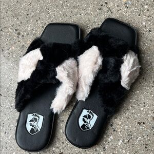 NWT Vivienne Hu ( VHNY) Women’s Color Block Knotted Faux Fur Slippers Size 38.